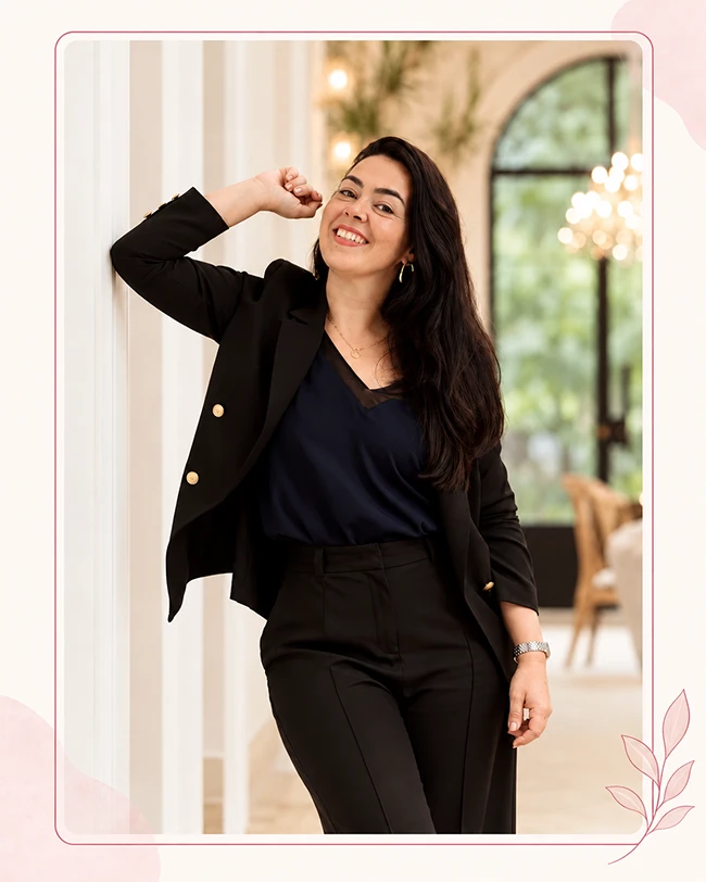 Aline Senatore em retrato com moldura retangular delicada em rosa